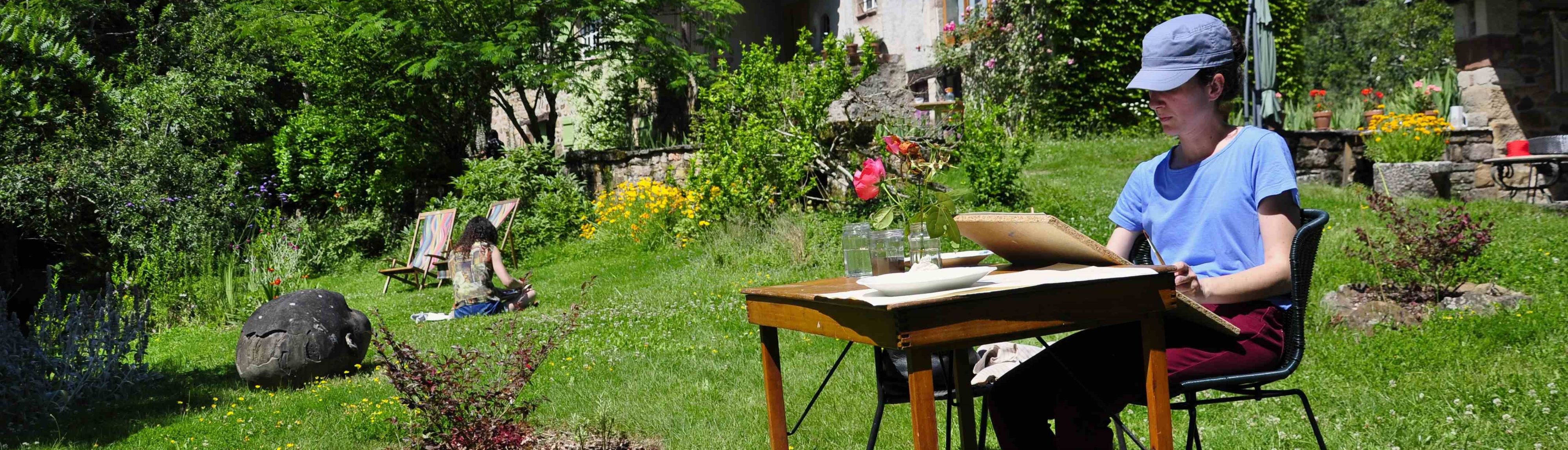 botanisch tekenen in de tuin van la foret souriante tijdens de creatieve vakantieweken