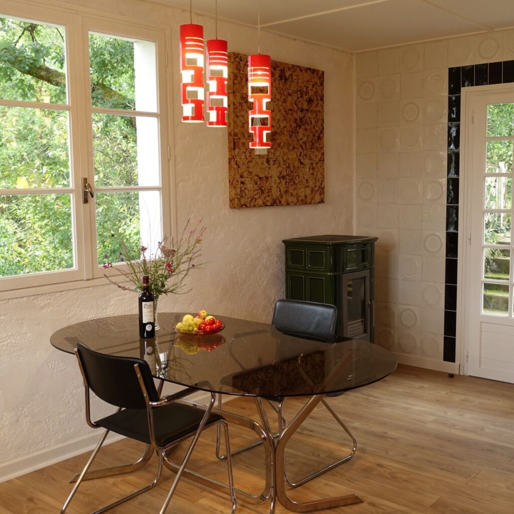 huiskamer-met vintage-meubelen-van-vrijstaande-romantische-gites